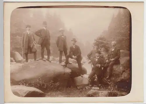 (F1430) Orig. Foto Wandergruppe auf Felssteinen, 1920er