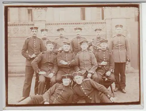 (F1426) Orig. Foto Gruppe Soldaten vor Gebäude, Kaserne, um 1910