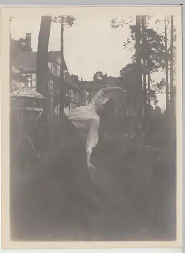 (F14203) Orig. Foto Berlin Grunewald, Frau in Pose hinter dem Wohnhaus 1910