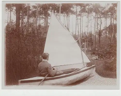 (F14193) Orig. Foto Mann sitzt im selbstgebauten Segel-Sportboot in Einfahrt 191