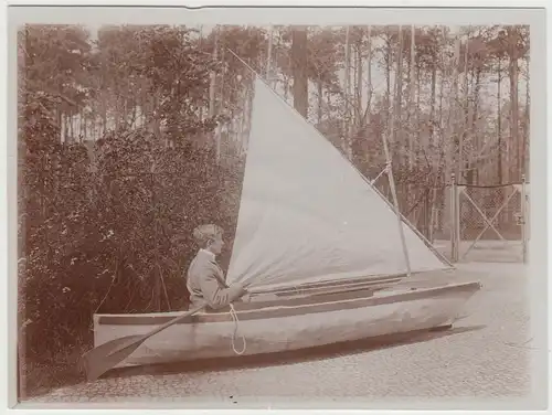 (F14192) Orig. Foto Mann sitzt im selbstgebauten Segel-Sportboot in Einfahrt 191