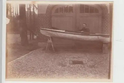 (F14190) Orig. Foto Mann sitzt im selbstgebauten Sportboot vor Garage 1910