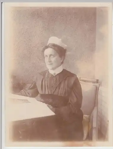 (F14189) Orig. Foto Frau "Frl. Schweizer" sitzt am Tisch 1910