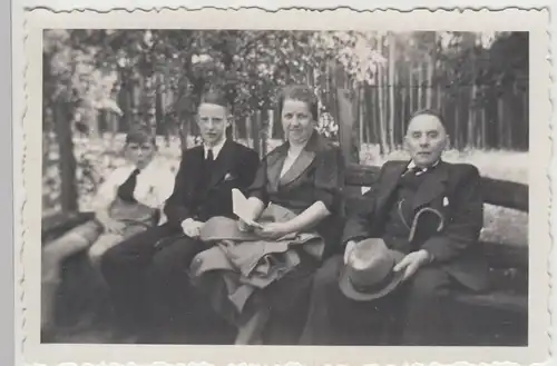 (F14177) Orig. Foto Personen sitzen auf einer Bank am Wald 1939