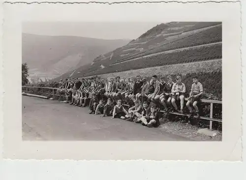 (F14173) Orig. Foto Stromberg (Hunsrück), Gruppenbild, Jungs auf Straßengeländer