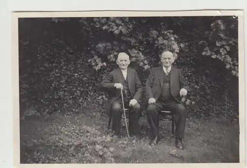 (F14167) Orig. Foto zwei Herren sitzen im Garten 1936