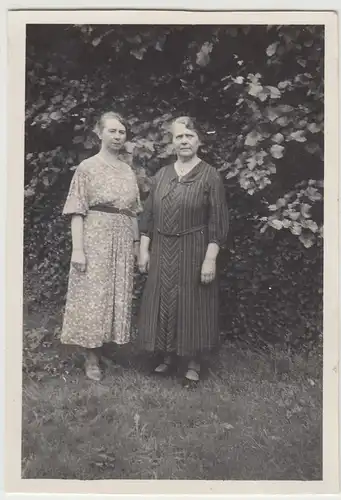 (F14166) Orig. Foto zwei Damen im Garten 1936