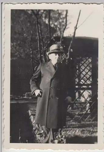 (F14165) Orig. Foto Mann mit Hut und Mantel im Garten 1938