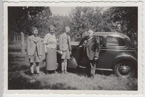 (F14157) Orig. Foto Iburg im Aug. 1937, Personen stehen an einem Automobil