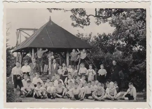 (F14154) Orig. Foto Gruppe von Jungs an einem Holzpavillon 1936