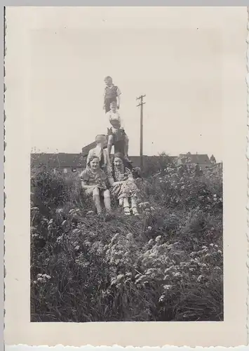 (F14147) Orig. Foto Kinder posieren vor u. turnen auf Holzbalken 1936
