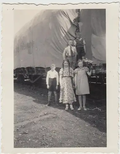 (F14146) Orig. Foto Kinder stehen an einem Güterwagen d. Hafermühle 1936