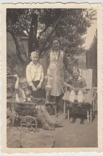 (F14144) Orig. Foto Personen im Garten, Liegestuhl u. Handwagen 1935