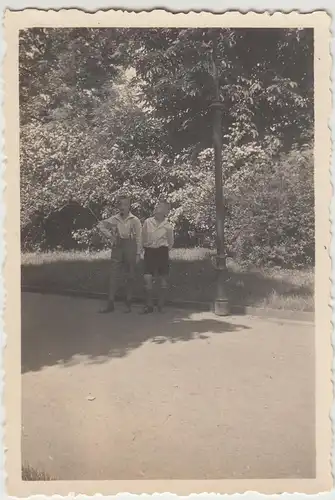 (F14143) Orig. Foto zwei Jungs stehen an einer Parklaterne 1935