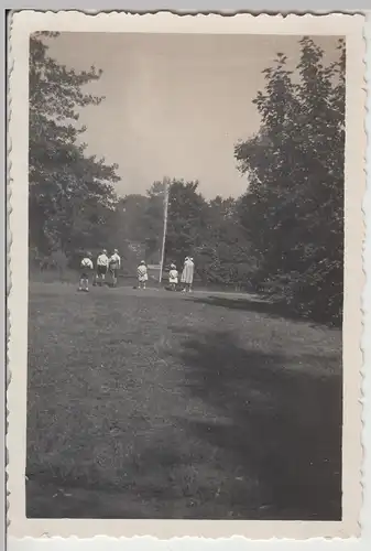 (F14142) Orig. Foto Personen an einem Teich mit Fontäne, 1935