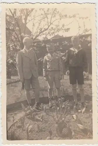 (F14140) Orig. Foto Jungs an einem Blumenbeet im Garten 1935