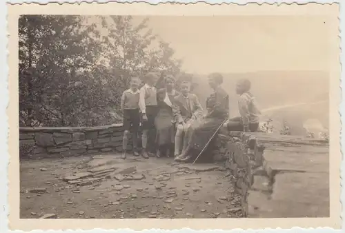 (F14136) Orig. Foto Warburg, Personen an einem Aussichtspunkt 1934