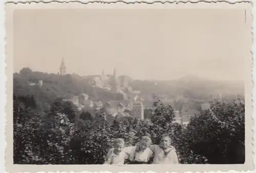 (F14134) Orig. Foto Warburg, Jungs posieren vor der Stadt 1934