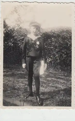 (F14128) Orig. Foto kleiner Junge in Matrosenkleidung im Garten, April 1934