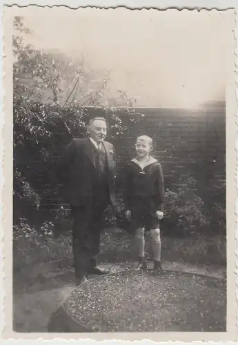 (F14125) Orig. Foto Mann und kleiner Junge im Garten, April 1934