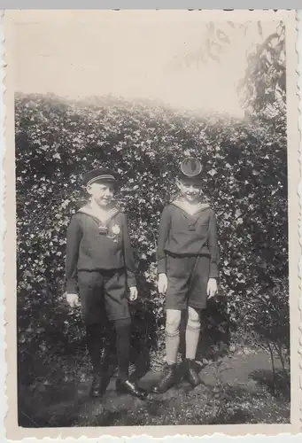 (F14124) Orig. Foto kleine Jungs im Matrosenkleidung u. Studentenmütze, April 19