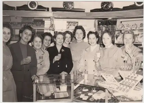 (F14118) Orig. Foto Hamburg Wandsbek, Verkäuferinnen bei Karstadt 1940/50er