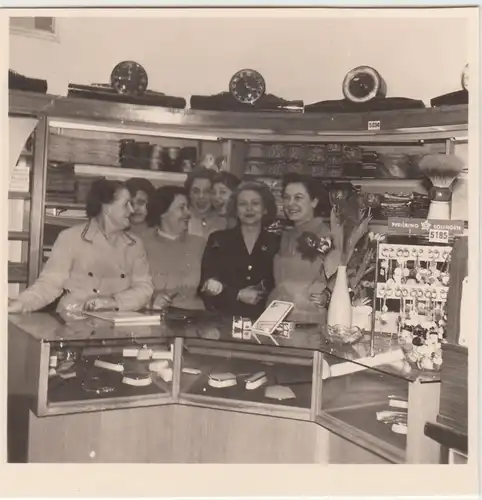 (F14113) Orig. Foto Hamburg Wandsbek, Verkäuferinnen bei Karstadt 1940/50er