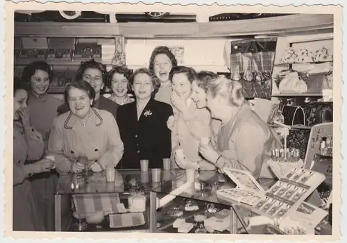 (F14108) Orig. Foto Hamburg Wandsbek, Verkäuferinnen bei Karstadt 1940/50er