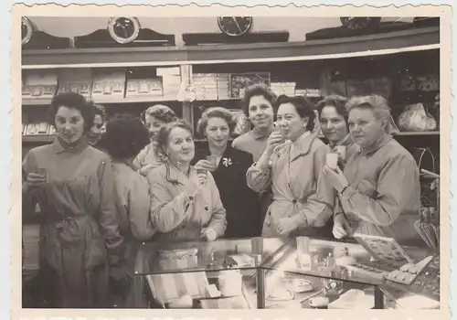 (F14106) Orig. Foto Hamburg Wandsbek, Verkäuferinnen bei Karstadt 1940/50er