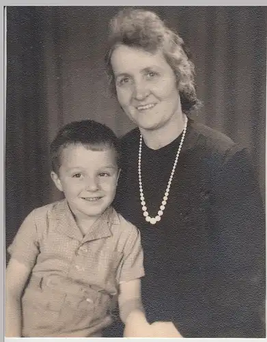 (F14105) Orig. Foto Porträt Frau und kleiner Junge 1940er