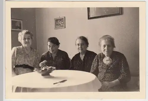 (F14103) Orig. Foto Damen sitzen am Tisch 1940er