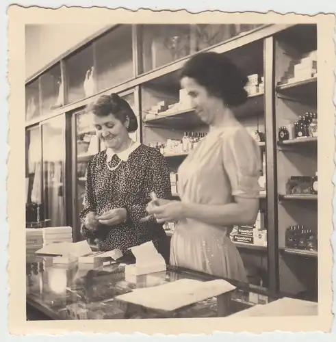 (F14102) Orig. Foto Hamburg Wandsbek, Verkäuferinnen bei Karstadt 1940/50er