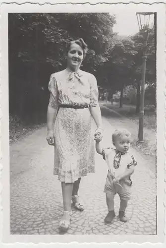 (F14101) Orig. Foto junge Frau und kleiner Junge spazieren 1940er