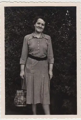 (F14100) Orig. Foto Frau mit Tasche im Freien 1940er