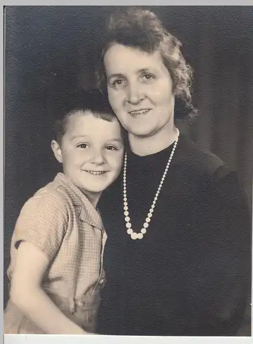 (F14099) Orig. Foto Porträt Frau und kleiner Junge 1940er
