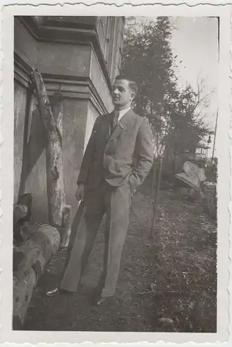 (F14084) Orig. Foto junger Mann an einem Haus 1940er