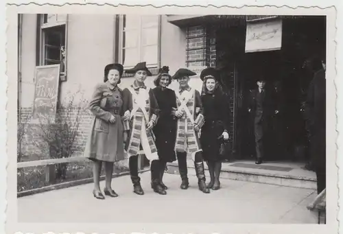 (F14082) Orig. Foto Frauen u. Kostümierte vor einem Gebäudeeingang 1944