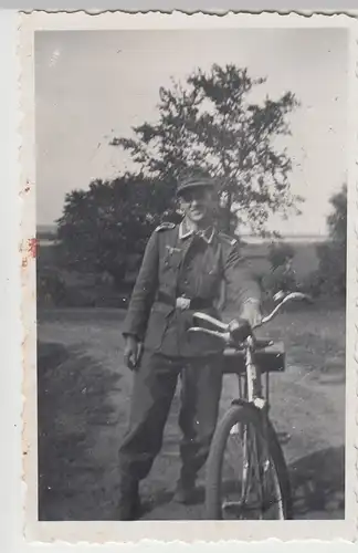 (F14081) Orig. Foto Gohlitz (Oder), Wehrmacht-Soldat mit Fahrrad 1944