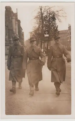 (F14080) Orig. Foto Berlin, Wehrmacht-Soldaten schreiten a.d. Straße 1944