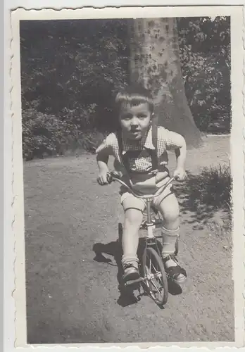(F14047) Orig. Foto kleiner Junge Klaus aus Hamburg auf dem Dreirad 1940er