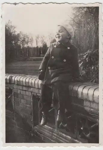 (F14045) Orig. Foto kleiner Junge Klaus aus Hamburg sitzt auf Mauer 1940er