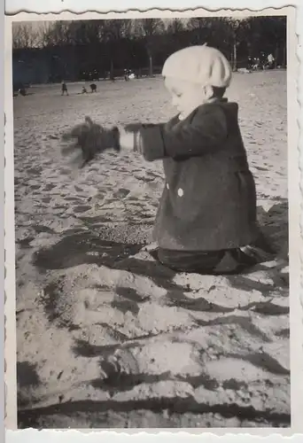 (F14044) Orig. Foto kleiner Junge Klaus aus Hamburg spielt im Sand 1940er