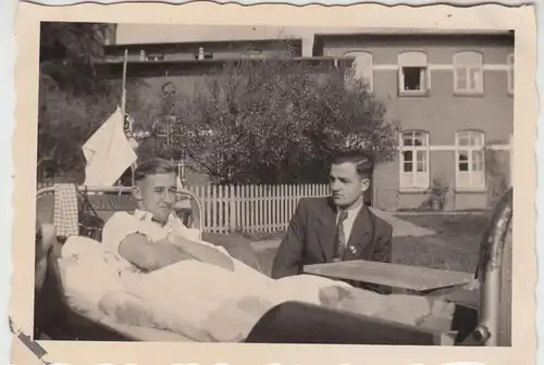 (F14043) Orig. Foto Männer im Hospital, Bett im Freien 1940er