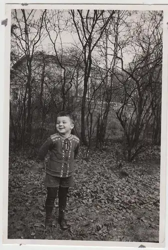 (F14037) Orig. Foto kleiner Junge Klaus aus Hamburg im Freien, Frühjahr 1943