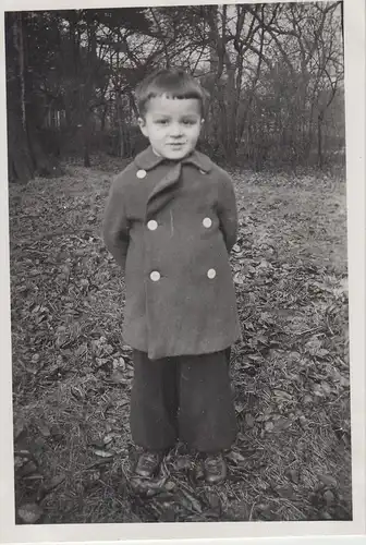 (F14035) Orig. Foto kleiner Junge Klaus aus Hamburg im Freien, Frühjahr 1943