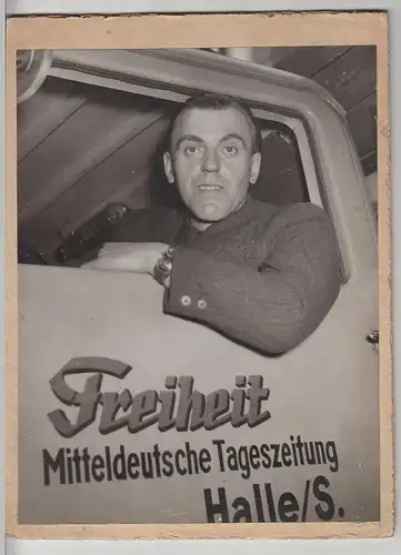 (F1403) Orig. Foto Großfoto Herr im Auto mit Aufschr. "Freiheit - Halle / S."