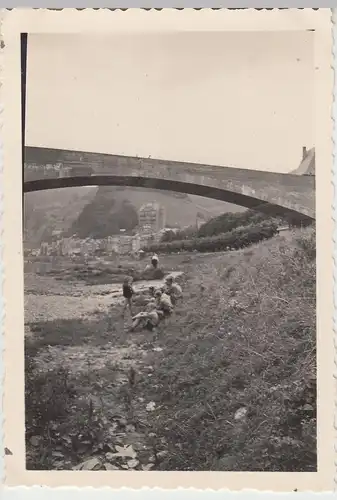 (F14018) Orig. Foto Cochem, Jungs sitzen am Moselufer bei der Brücke 1938