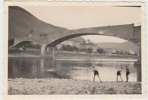 (F14017) Orig. Foto Cochem, Jungs spielen an der Moselbrücke 1938