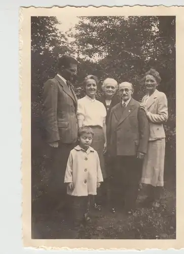 (F13949) Orig. Foto Personen im Freien 1942, Spaziergang