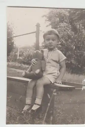 (F13946) Orig. Foto kleiner Junge Klaus mit Teddybär im Freien 1942